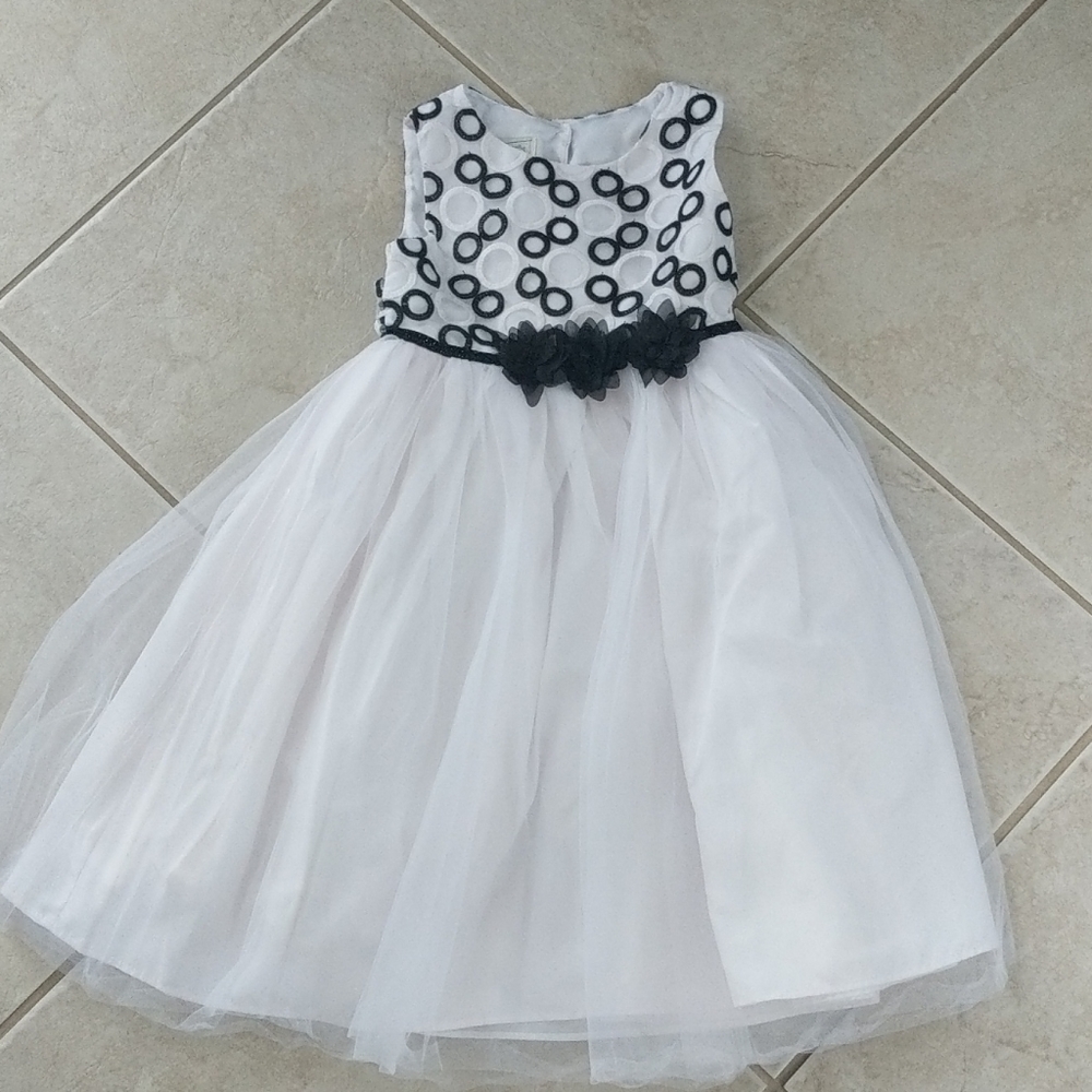 Girls size 6 white and black tulle formal dress